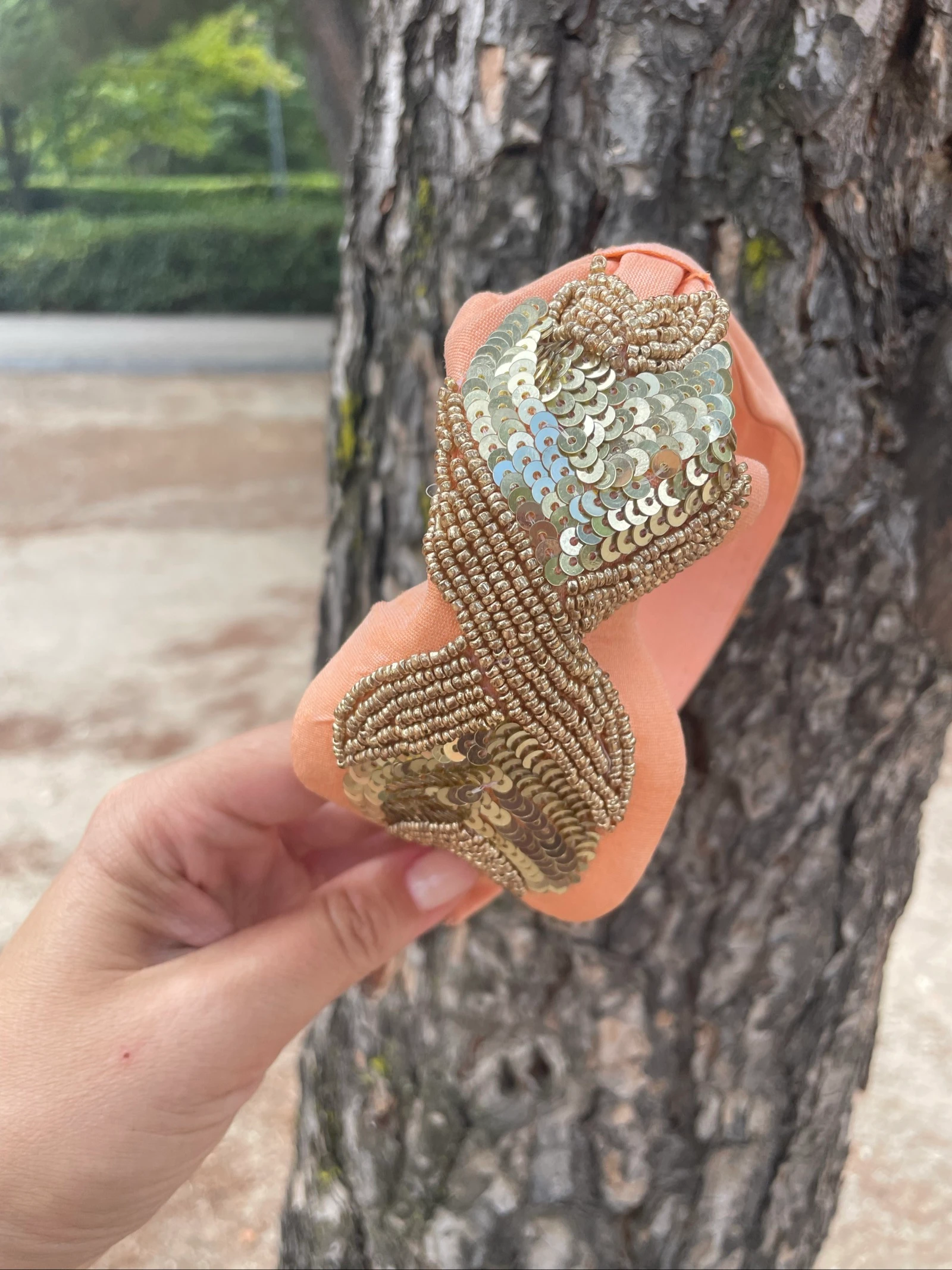 Handgemaakte perzik hoofdband met gouden kralen en pailletten versiering – photo 3